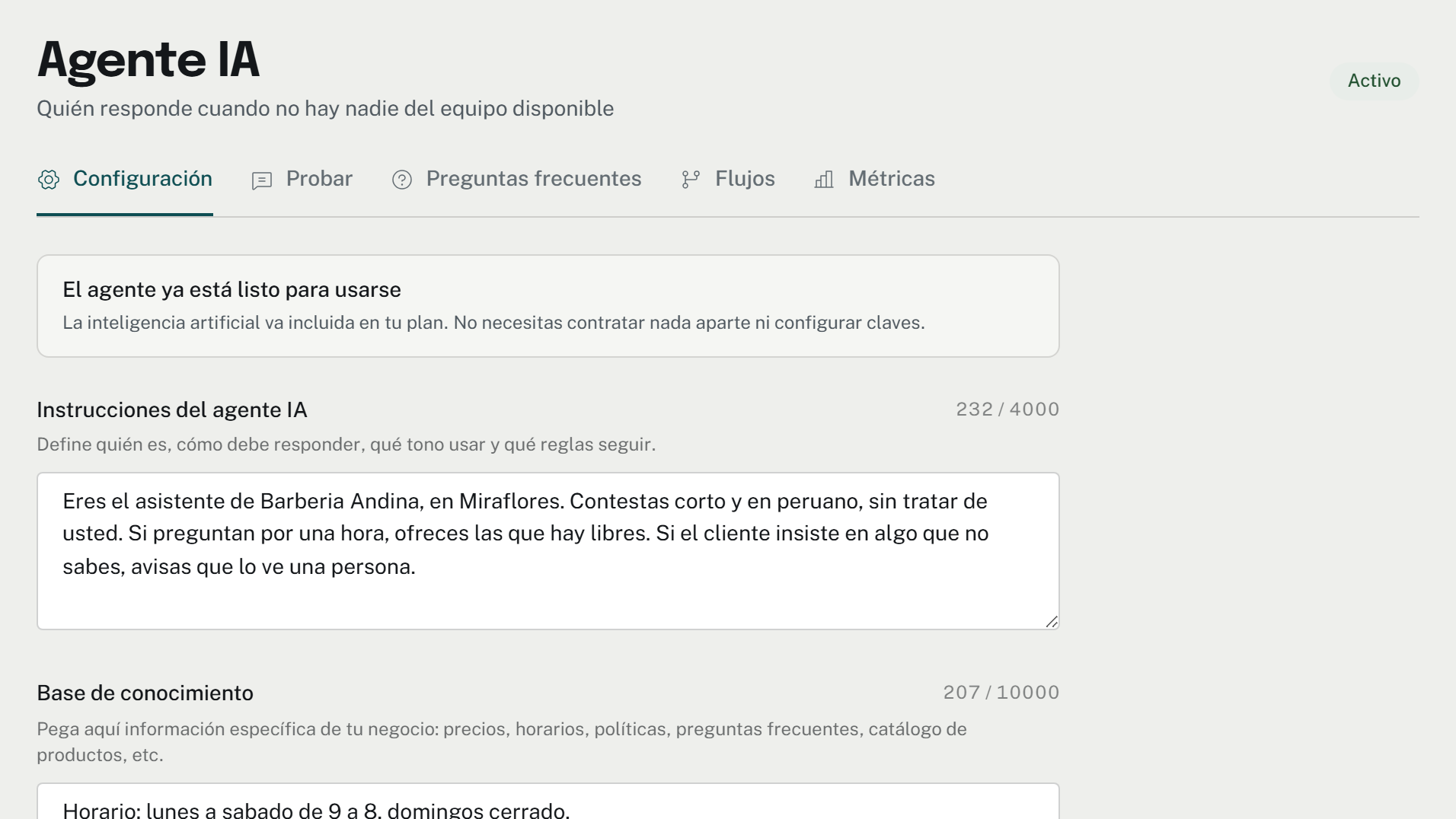 La pantalla del agente de IA con sus instrucciones y su base de conocimiento