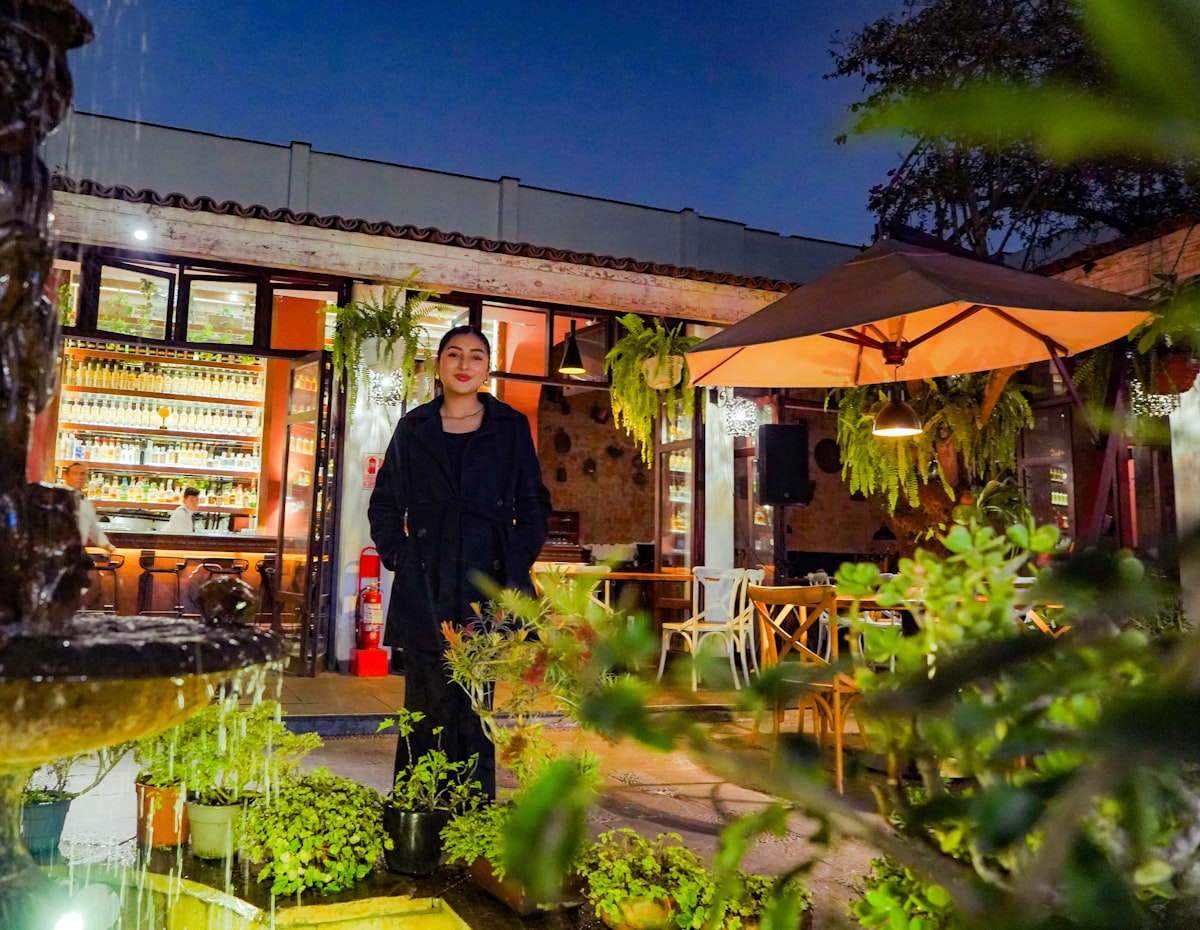 Dueña de un restaurante en la entrada de su local por la noche